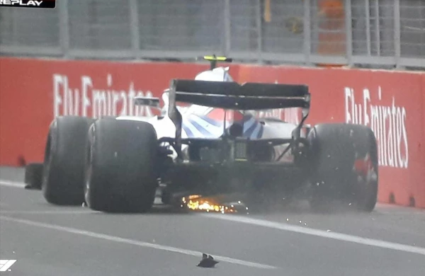 Rus pilotun Bakı trasında ağılsız drifti təhlükəli qəza ilə nəticələndi - FOTO