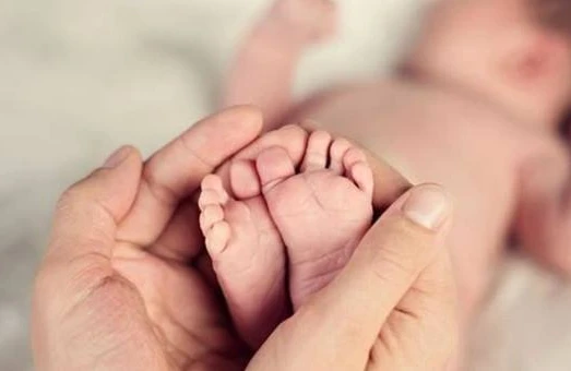 Ginekoloq yeni doğulan körpənin cinsi orqanını kəsdi - “Qızınız olacaq” demişdi