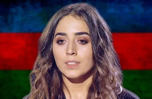 Erməni qızı Azərbaycan bayrağının fonunda mahnı oxudu