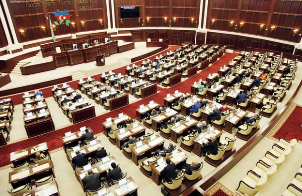 Milli Məclisdə kuryoz hadisə - Deputatlar nə etdi?