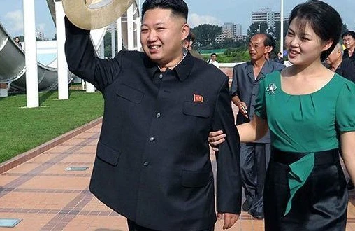 Kim Çen In arvadını çəkmək istəyən fotoqrafı itələdi – Video