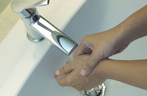 Qadın naməhrəm kişinin gördüyü yerdə dəstəmaz alarsa...