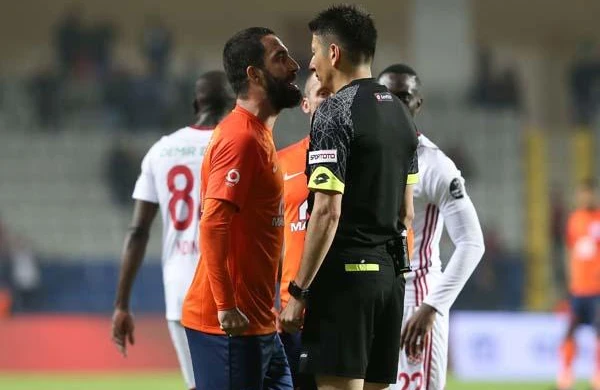 Arda Turan  hakimi vurdu və qovuldu -
