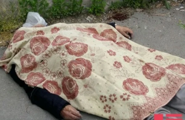 Göyçayda marketin qarşısında naməlum kişi meyiti tapılıb - Foto