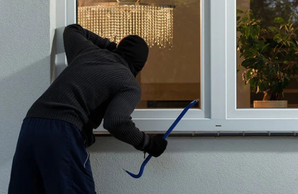 Dostları ilə birgə nənəsinin evini yardı