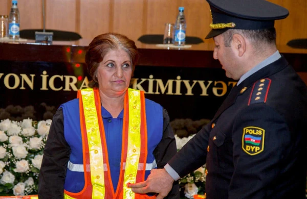 DYP-nin təmizlikçilərə verdiyi jiletlərin işığı yanmır: "Bizi yalnız Allah qoruyur" -