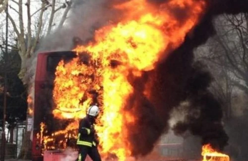 Azərbaycanda fəhlələri daşıyan mikroavtobus yanaraq külə döndü -