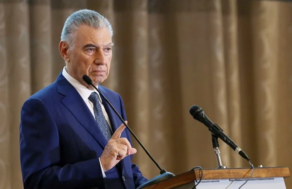 “Əli Həsənov qaçqınları xələfinin üstünə qaldırdı”