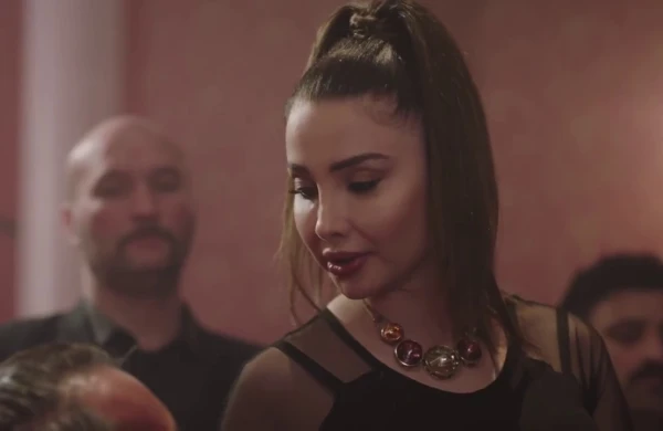 Azərbaycanda biabırçı olay!Aktrisanı bankın tualetinə... + VİDEO