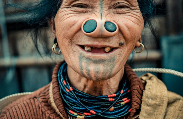 Bu qadınların 4 burun dəliyi var - Səbəbi isə təəcüb yaradır