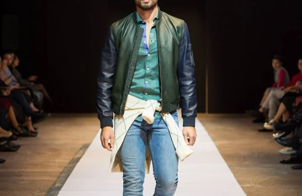 Röya ilə sarmaş-dolaş fotosu yayılan  azərbaycanlı model kimdir? -