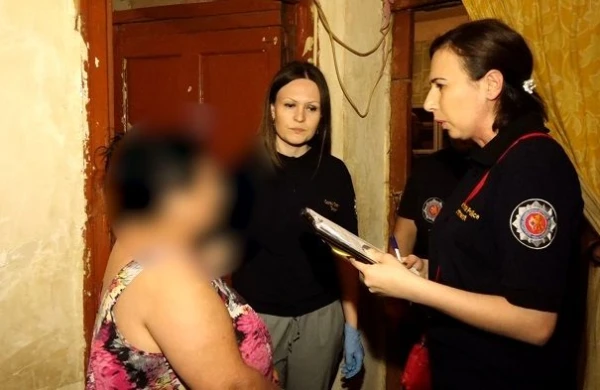 Oteldə qızları fahişəliyə cəlb edən qadın tutuldu