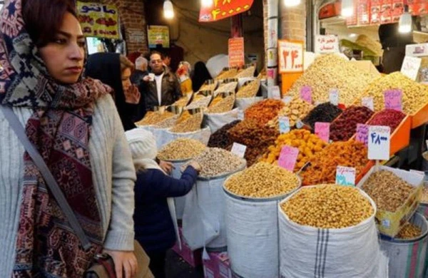 İranda mağazaya girənlərin dodaqları uçuqlayır