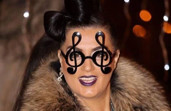 Efirdə ŞOK olay! Elza Damlanın şəklini cırıb atdı +VİDEO