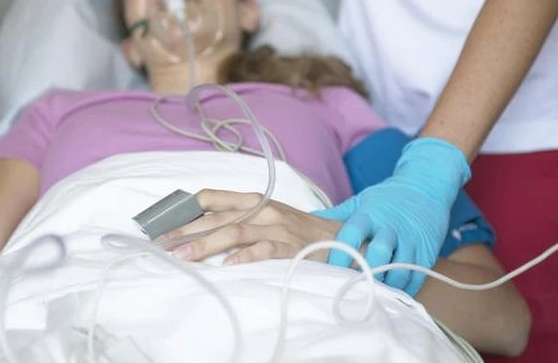 Qazaxda qadının qarnı kəsildi