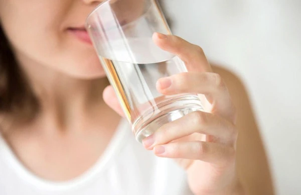 Səhər oyanan kimi su içmək olarmı?