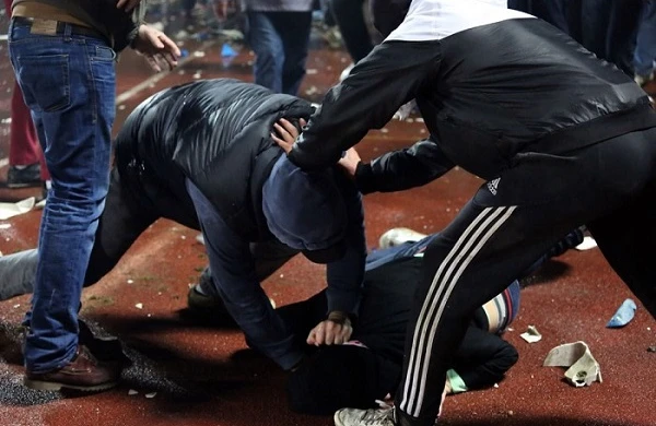 Bakıda 2 gənc söyüş söyən yaşlı kişini döydü – Video