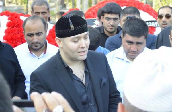 Məşhur “qanuni oğru” Azərbaycana gəlir