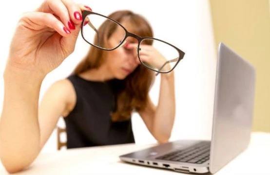 “Eynək taxan insanların intellekti yüksək olur”