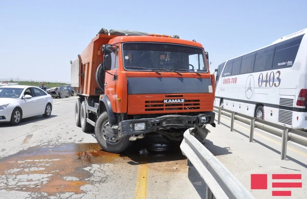 1 nəfərin öldüyü, 30 nəfərin yaralandığı dəhşətli qəzanın VİDEOSU
