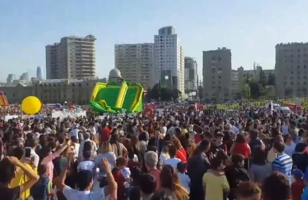 Bakıda dəhşətli anlar -  Atraksion uşaqların üstünə aşdı +