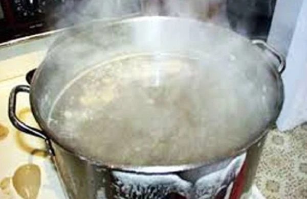 15 günlük körpənin üzərinə qaynar su dağıldı