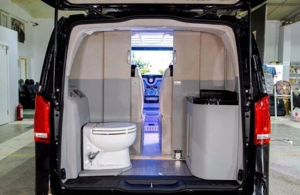 Azərbaycanlı oliqarxlar içərisində unitaz olan avtomobili Bakıya gətirdi - FOTOLAR