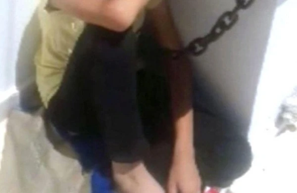 Ata 13 yaşlı oğlunu it kimi zəncirlədi - DƏHŞƏT