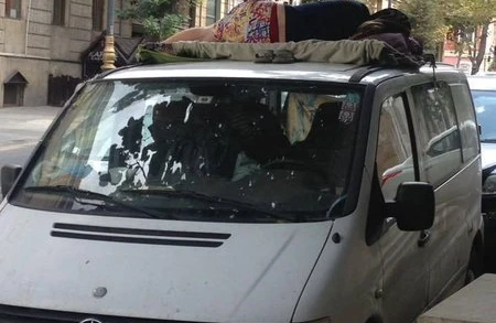 Bakının mərkəzində turistdən QƏRİBƏ ADDIM - FOTO