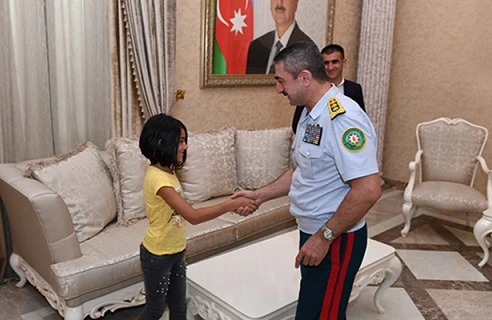 General at çapan qızı qəbul etdi,atasını işə götürdü +VİDEO