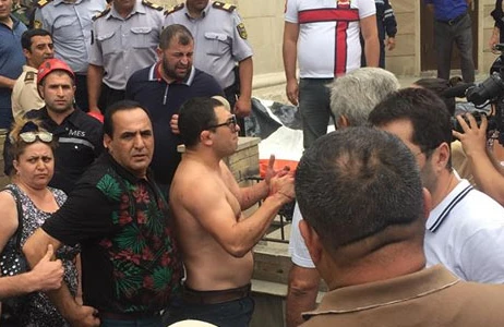 “Qaçqınkom”da intihara cəhd: Müğənni Manaf Ağayev xilas elədi (FOTO/VİDEO)