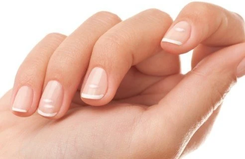 Dırnaqlardakı bu ləkələr xəstəlik xəbərçisidir - Diqqət