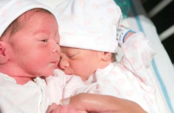 “German Hospital”da faciə: Doğulan əkizlərdən biri öldü, digəri isə…