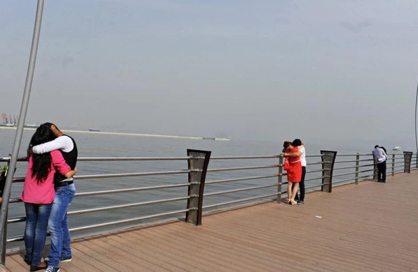 Bulvarda qızlarla oğlanların əxlaqsız hərəkətlərinə görə giriş pullu oldu - BAKIDA ŞOK QƏRAR