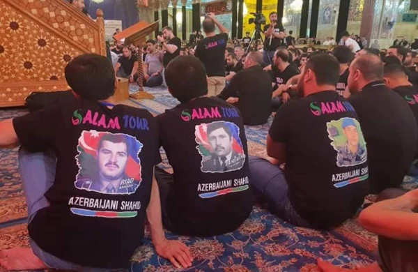 Zəvvarlar şəhidlərimizin fotoları olan geyimdə Kərbəlada - FOTOLAR