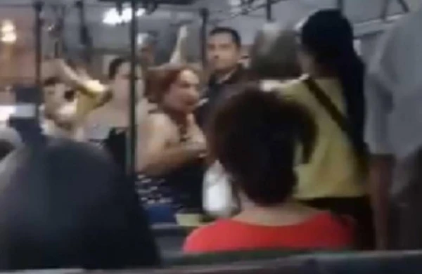 Bakıda avtobusda şok:yaşlı qadınla gənc qız saçyoldusuna çıxdı +VİDEO