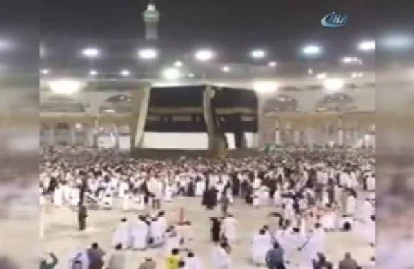 Məkkədə şiddətli fırtına və yağış - Kəbənin örtüyü açıldı