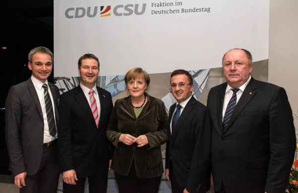 Merkelin Bakıya səfəri ərəfəsində qalmaqal - Azərbaycan Merkelin yaxın adamını ölkəyə buraxmır