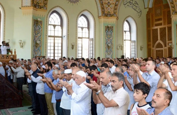 Azərbaycan məscidlərində bayram namazı qılınıb
