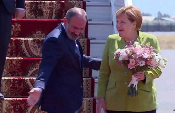 Angela Merkel ilk dəfə Ermənistanda - Foto