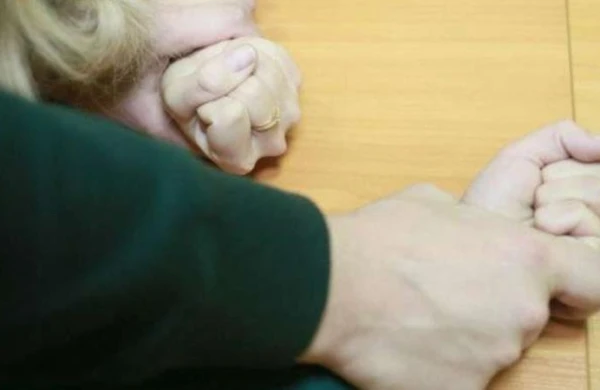 Parkda huşsuz vəziyyətdə uzanmış 15 yaşlı qız tapıldı - Müayinənin nəticəsi dəhşətə gəririr..