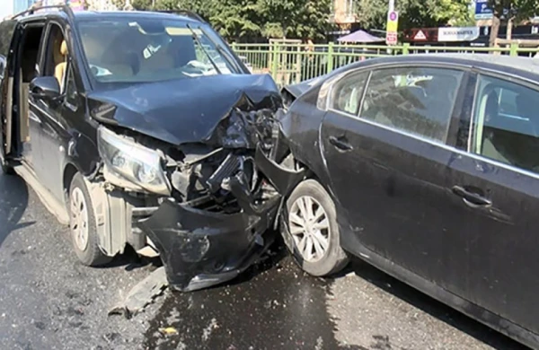 Sibel Can İstanbulda yol qəzasına düşüb -