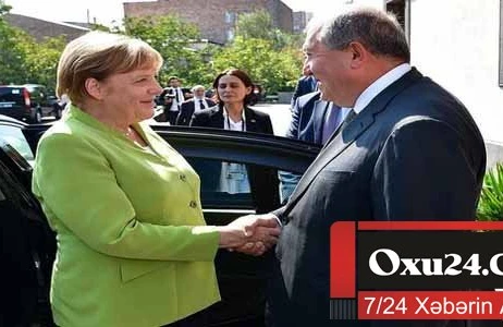 Merkelin qarşılanma mərasimində biabırçılıq - Onu gətirməyə gedən avtomobil kimindir?