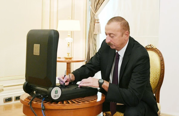 İlham Əliyevə yeni şəxsiyyət vəsiqəsi verildi - FOTOLAR