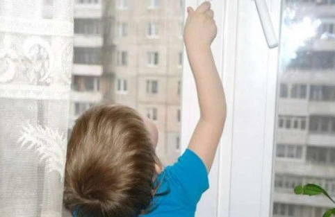 2 yaşlı körpə ikinci mərtəbədən yerə yıxıldı