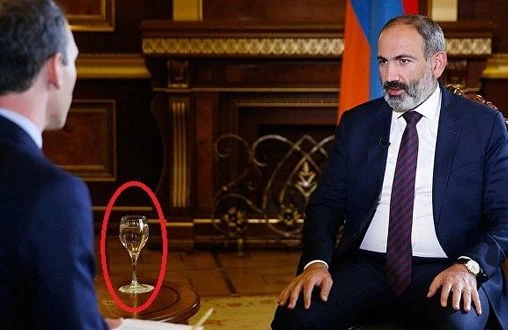 Paşinyan rəsmi görüşdə  biabır oldu - Stolun üzərinə içki qoyuldu +FOTO