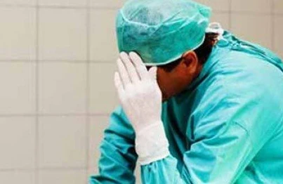 Korrupsiyaya qarşı Mübarizə Baş İdarəsi həkimi pul alarkən yaxaladı