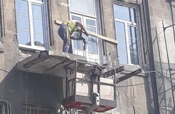 Bakının mərkəzi küçələrində eyvanlar sökülür – Foto