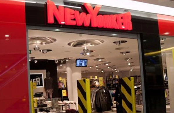 Bakıda biabırçılıq: "Mənim arxamı öp" yazılı köynəklər satılır - FOTO