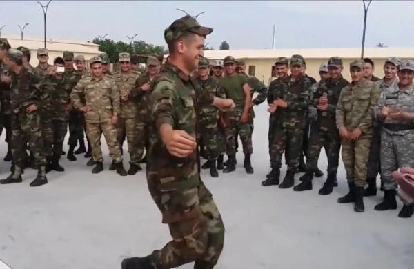 Əsgərlərimiz "Səni deyirlər"i oynadı - VİDEO